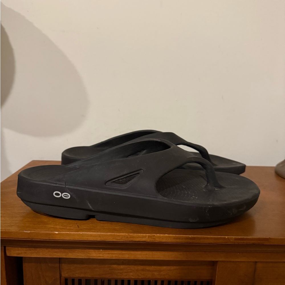Oofos mens 11 black thong comfort sandals slides